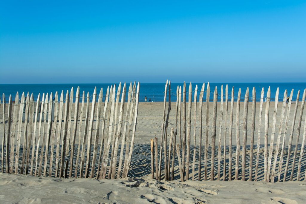 Strandpalen en in de richting van de zee een opening